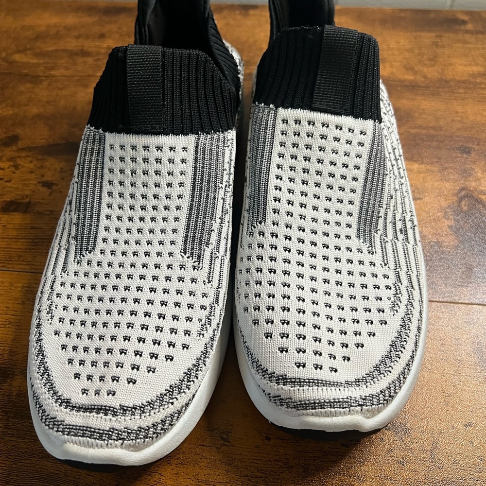 NWOT Ladie's Slip on TOMMY BAHAMA Sneakers, Size 9 1/2, Black & White